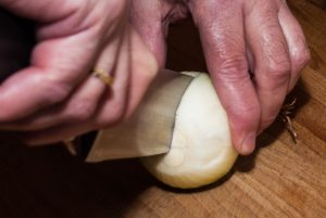 zwiebel halbieren