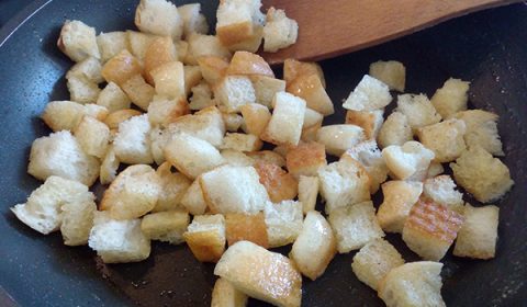 Weißbrotwürfel